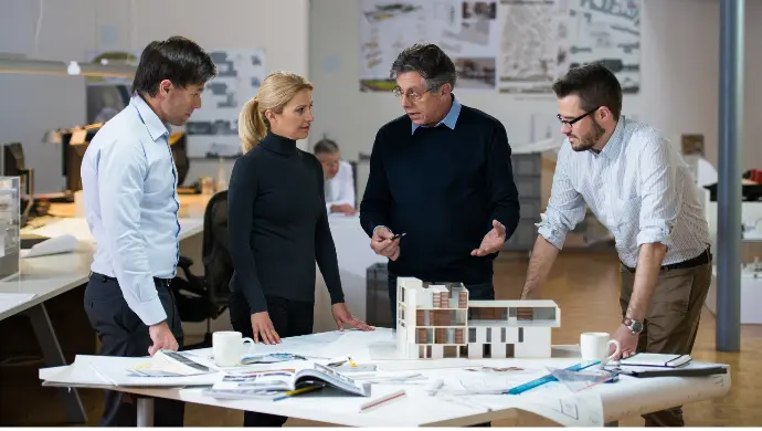 Architectuurteam bespreekt een model